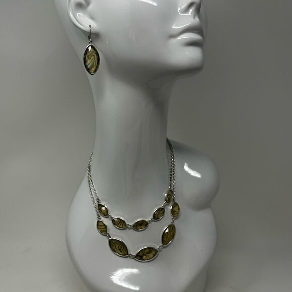 Vintage Gloria Vanderbilt necklace and earring set. - Picture 1 of 10